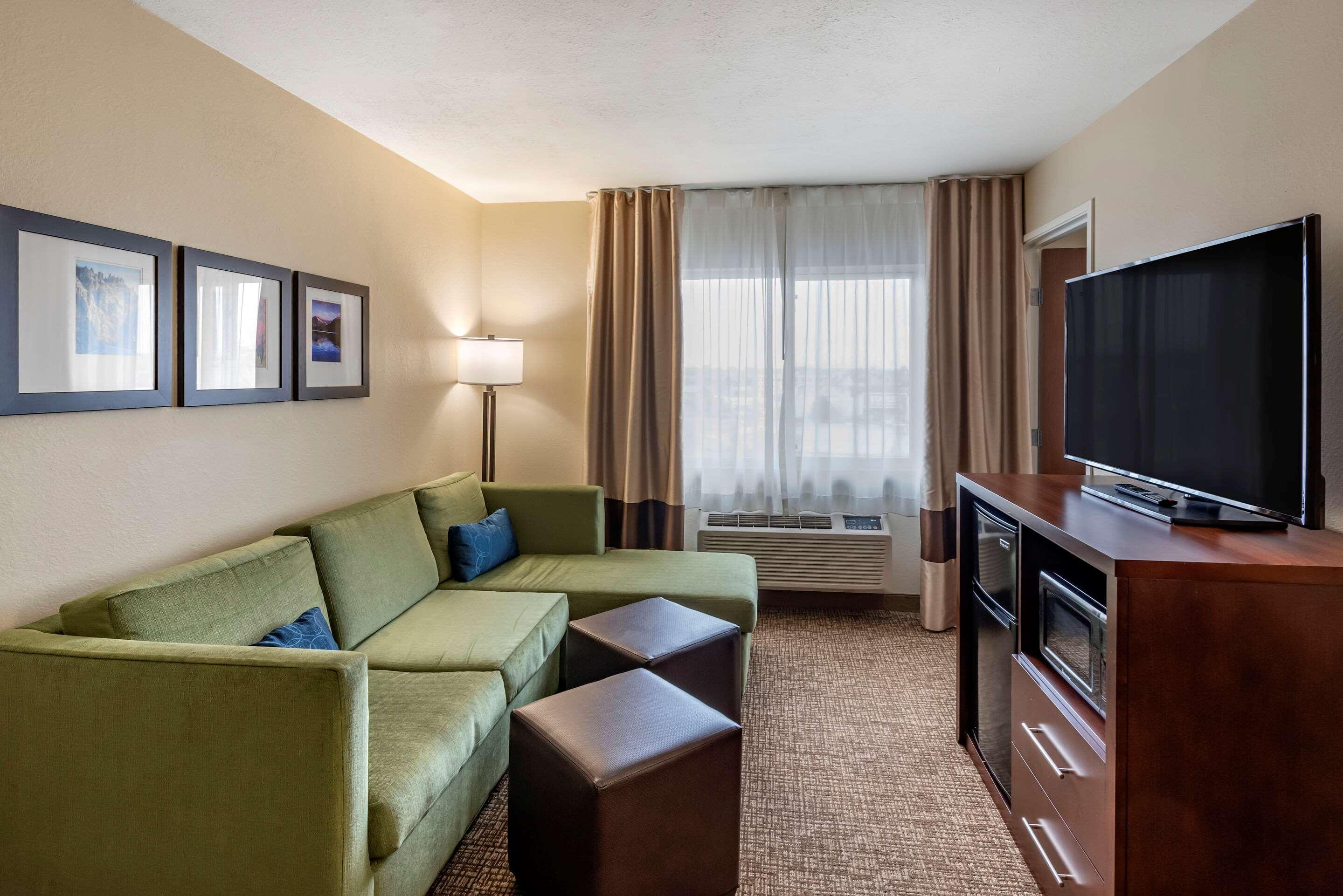 Comfort Inn & Suites Pueblo Exterior photo