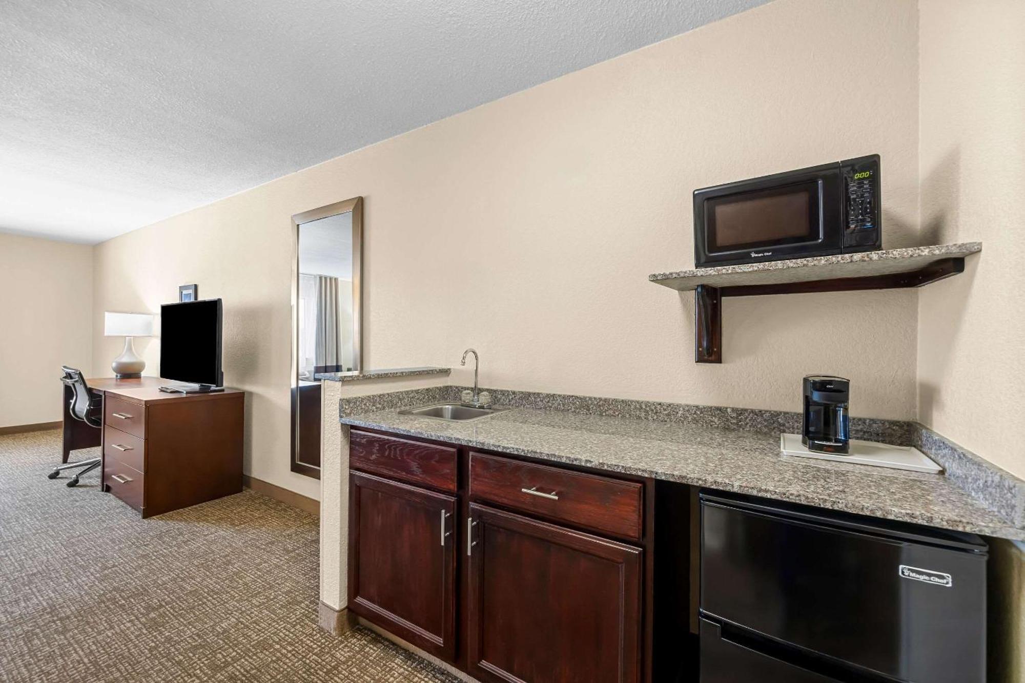 Comfort Inn & Suites Pueblo Exterior photo